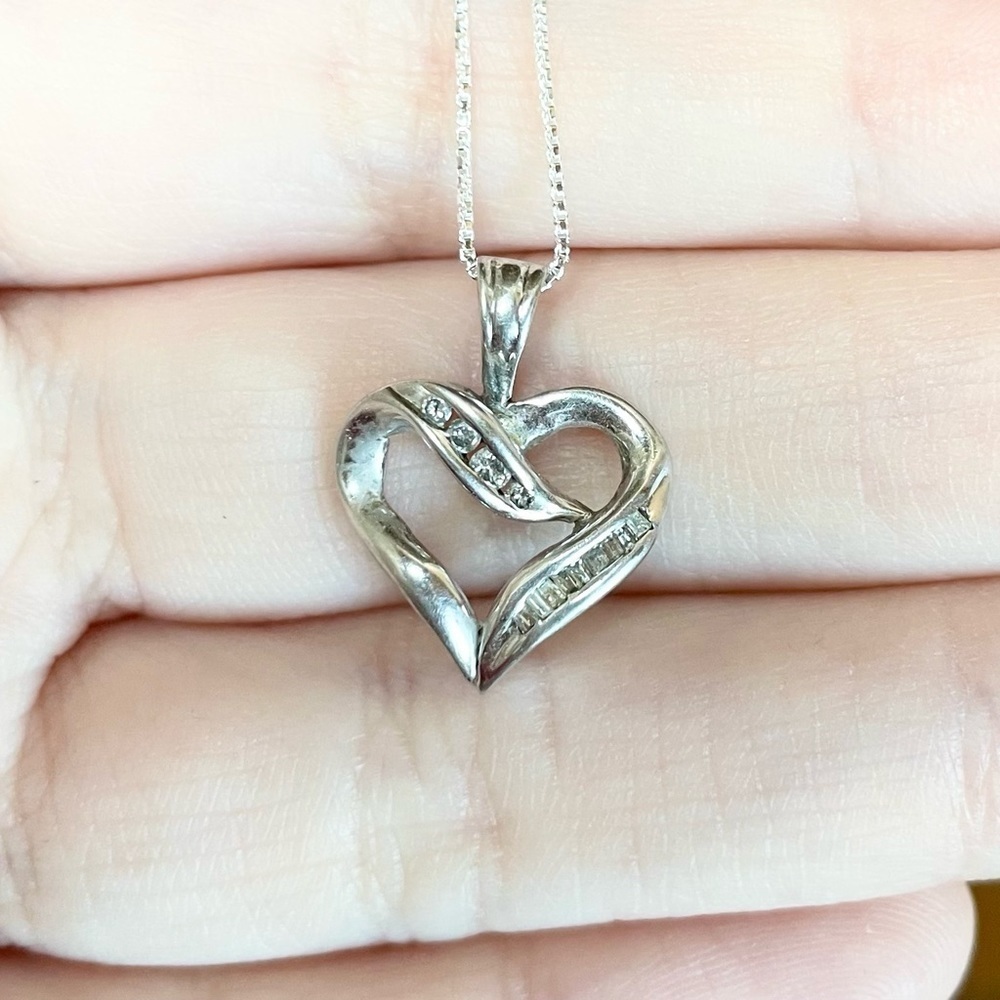 10k Diamond paved 0.15 carat solid white gold open heart eternity pendan… - Picture 2 of 9